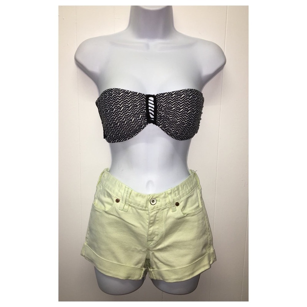 Madewell | Light Green Denim Shorts mid rise •